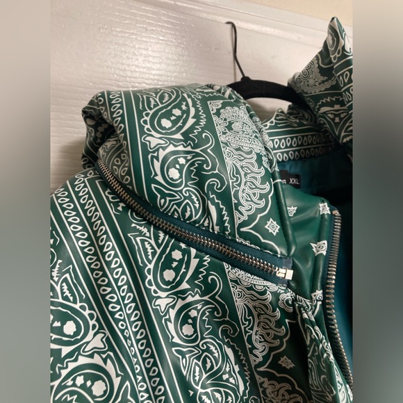 PrettyLittleThing Green Unisex Paisley PU Extreme Oversized Puffer Coat Size XXL - Picture 12 of 16